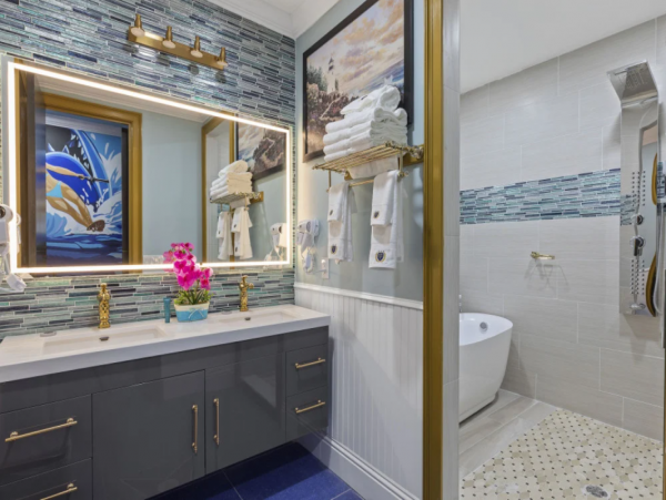 Spacious Davenport Villa: Bowling, Pool, and 20 Bedrooms