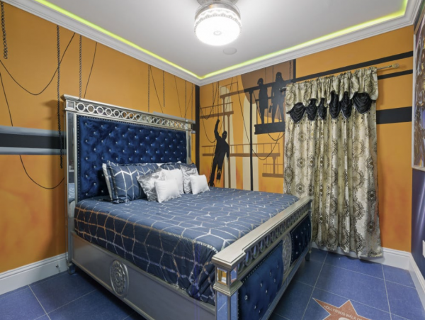 Spacious Davenport Villa: Bowling, Pool, and 20 Bedrooms
