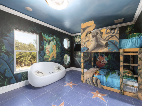Spacious Davenport Villa: Bowling, Pool, and 20 Bedrooms