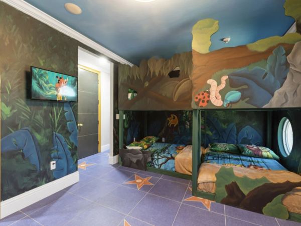 Spacious Davenport Villa: Bowling, Pool, and 20 Bedrooms