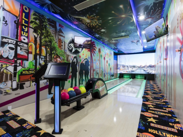 Spacious Davenport Villa: Bowling, Pool, and 20 Bedrooms