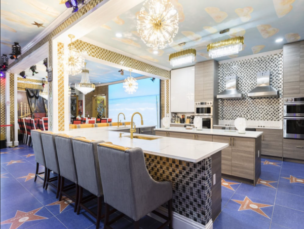 Spacious Davenport Villa: Bowling, Pool, and 20 Bedrooms