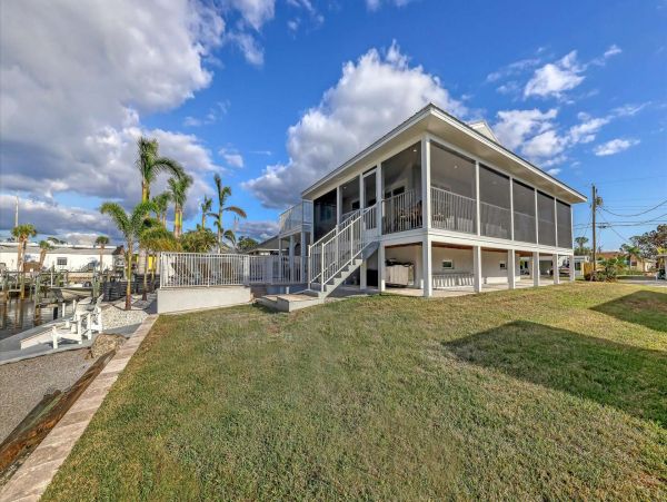 Three Bedroom Modern Home With Pool And Spa
