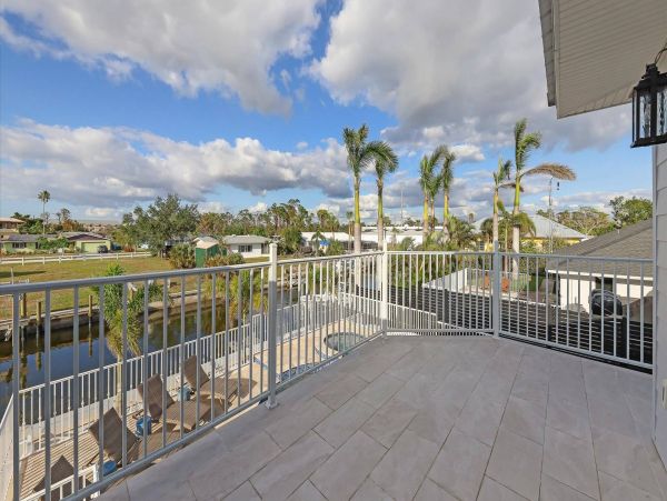 Three Bedroom Modern Home With Pool And Spa