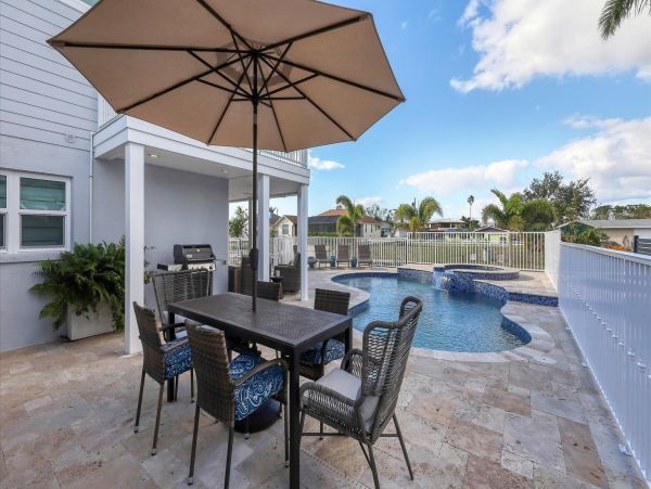 Three Bedroom Modern Home With Pool And Spa
