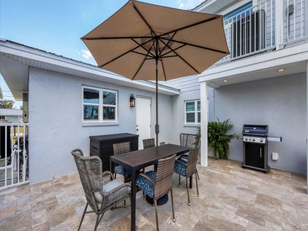 Three Bedroom Modern Home With Pool And Spa