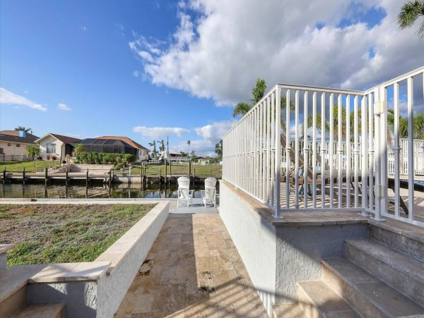 Three Bedroom Modern Home With Pool And Spa