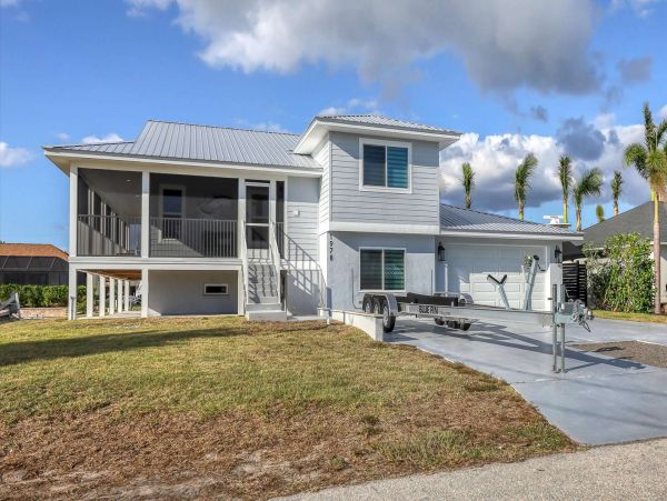 Three Bedroom Modern Home With Pool And Spa