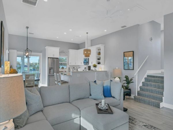 Three Bedroom Modern Home With Pool And Spa