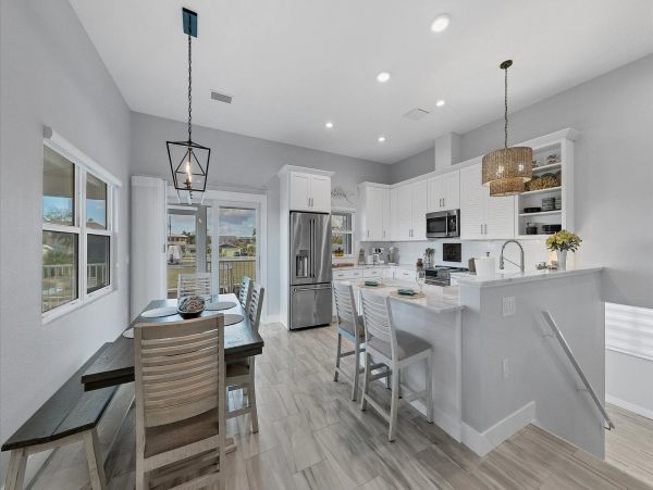 Three Bedroom Modern Home With Pool And Spa