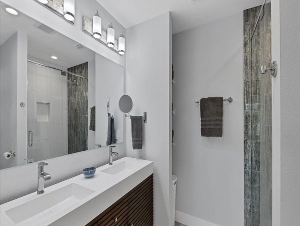 Three Bedroom Modern Home With Pool And Spa