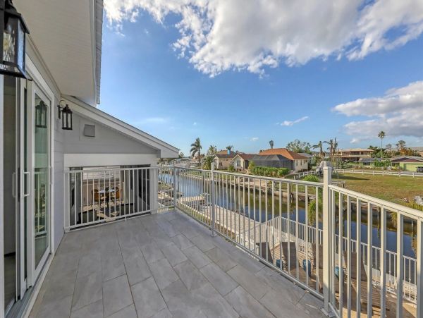 Three Bedroom Modern Home With Pool And Spa