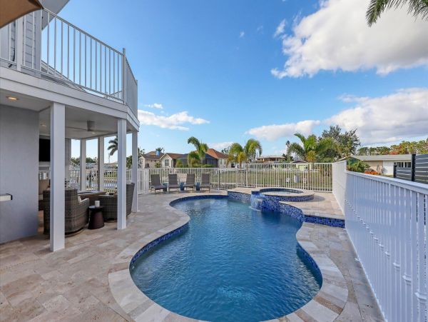 Three Bedroom Modern Home With Pool And Spa