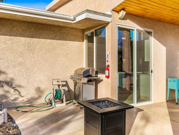 Mountain View Stylish Home With Private Pool and Hot Tub