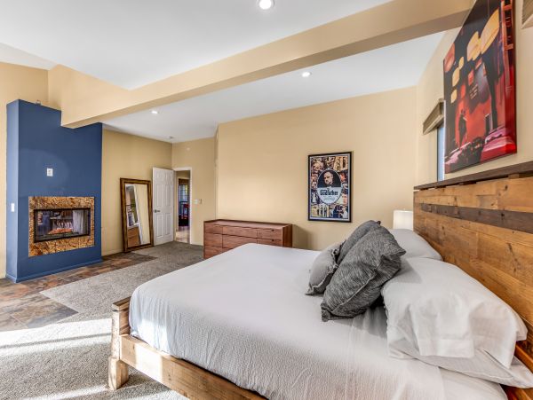 Mountain View Stylish Home With Private Pool and Hot Tub