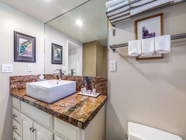 Mountain View Stylish Home With Private Pool and Hot Tub