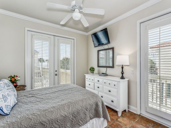 Confortable Pensacola Beach Home with Five Bedroom