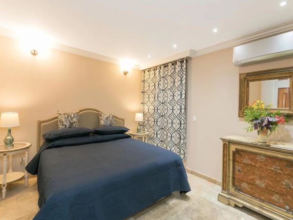 Six Bedroom Beachfront Vacation Rental in St. Martin