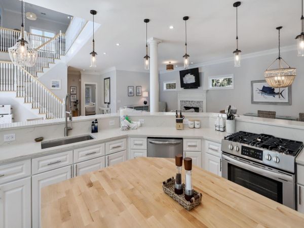 Charming Beachside Hilton Head 5-Bedroom Retreat with a Pool