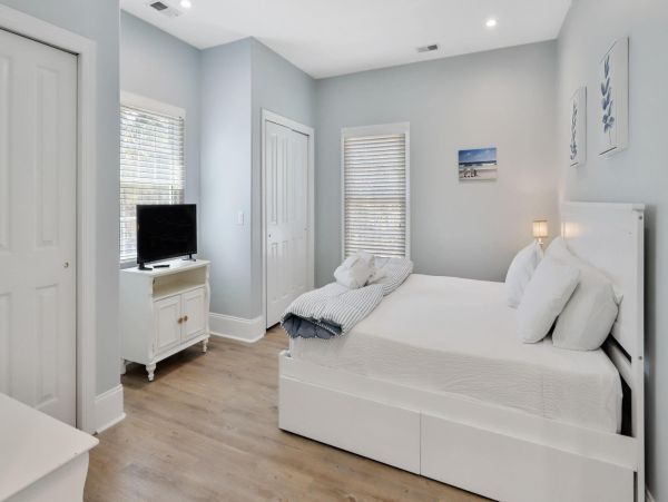 Charming Beachside Hilton Head 5-Bedroom Retreat with a Pool