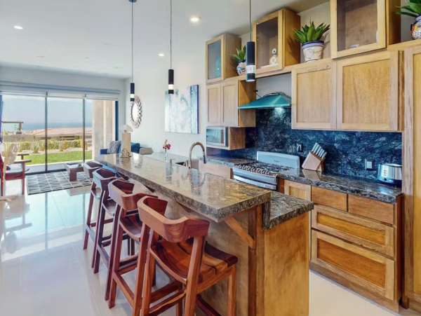 Stunning 2 bedroom with Sea Views