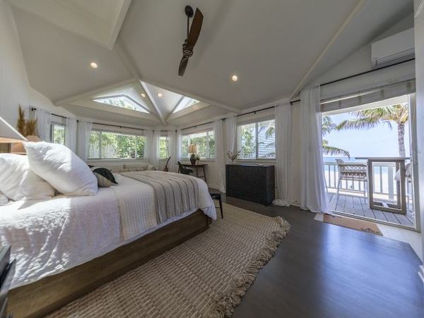 Beautiful 5 Bedroom Home on the Beach with Hot Tub in Sunset Beach