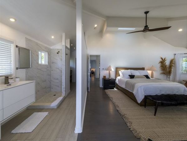 Beautiful 5 Bedroom Home on the Beach with Hot Tub in Sunset Beach
