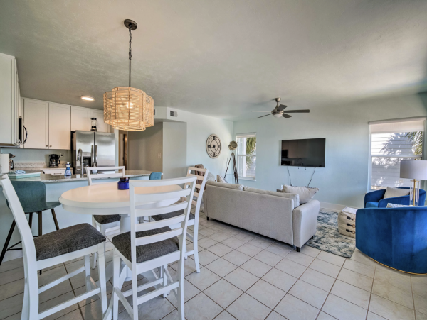 Walk to Shopping & Dining Cedar Key Renovated Vacation Accommodation