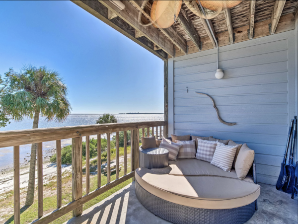 Walk to Shopping & Dining Cedar Key Renovated Vacation Accommodation