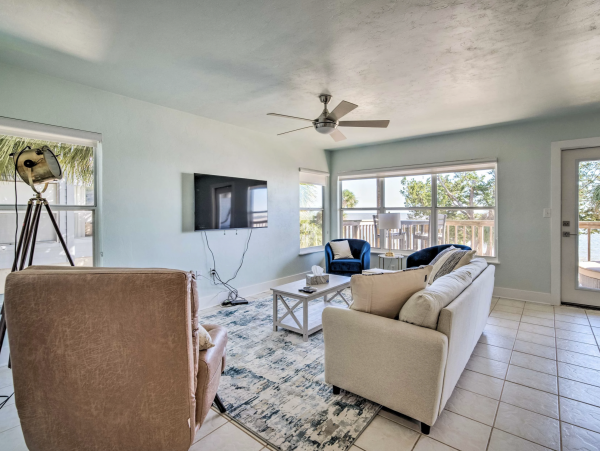 Walk to Shopping & Dining Cedar Key Renovated Vacation Accommodation