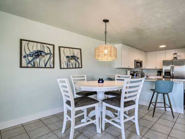 Walk to Shopping & Dining Cedar Key Renovated Vacation Accommodation