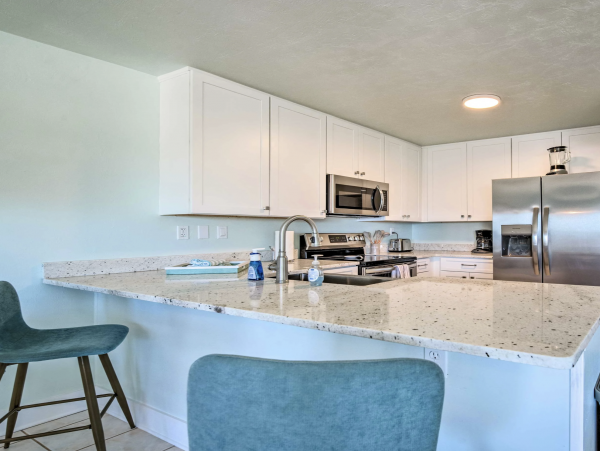 Walk to Shopping & Dining Cedar Key Renovated Vacation Accommodation