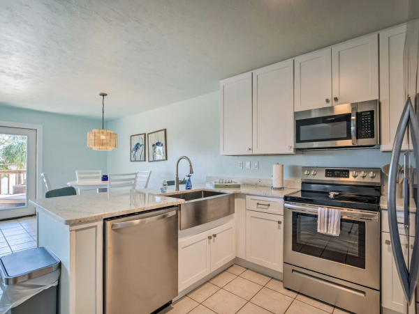 Walk to Shopping & Dining Cedar Key Renovated Vacation Accommodation