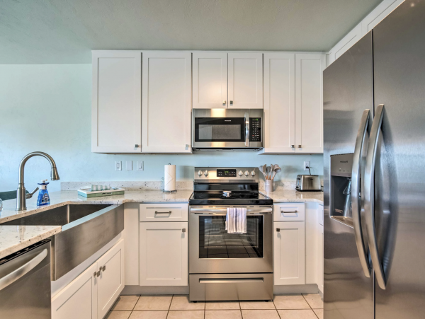 Walk to Shopping & Dining Cedar Key Renovated Vacation Accommodation