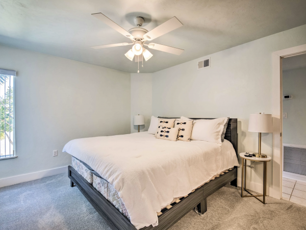 Walk to Shopping & Dining Cedar Key Renovated Vacation Accommodation