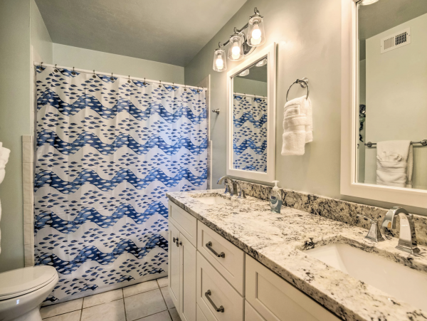 Walk to Shopping & Dining Cedar Key Renovated Vacation Accommodation