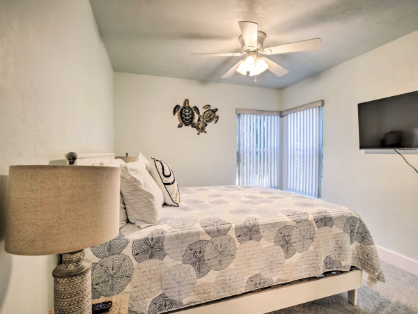Walk to Shopping & Dining Cedar Key Renovated Vacation Accommodation