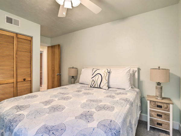 Walk to Shopping & Dining Cedar Key Renovated Vacation Accommodation