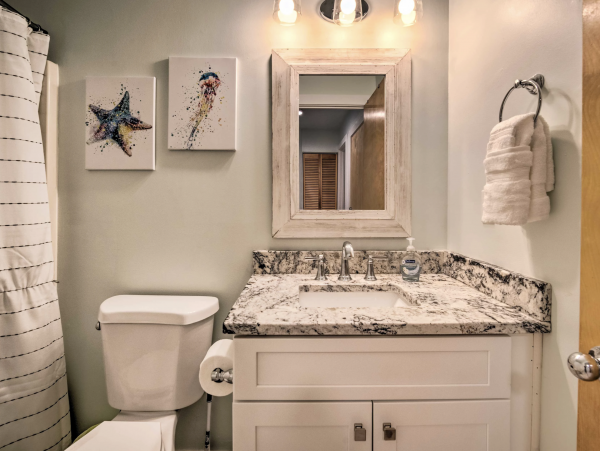 Walk to Shopping & Dining Cedar Key Renovated Vacation Accommodation