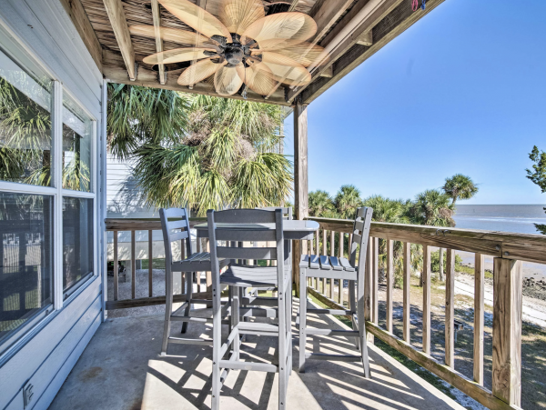Walk to Shopping & Dining Cedar Key Renovated Vacation Accommodation