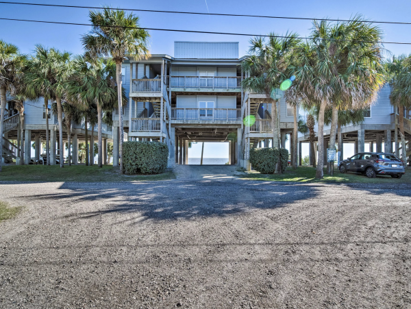 Walk to Shopping & Dining Cedar Key Renovated Vacation Accommodation