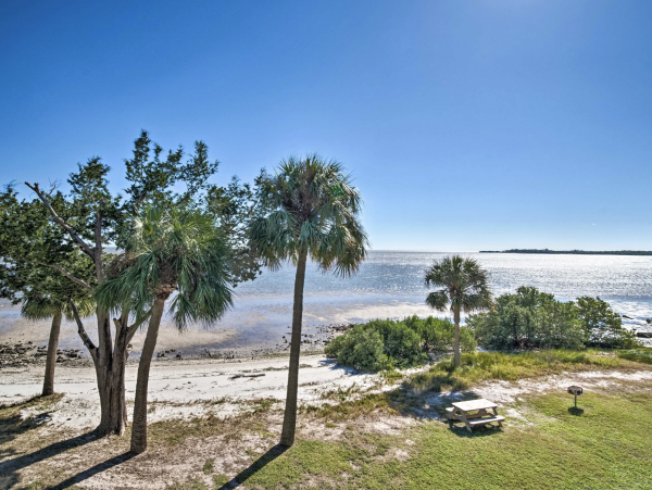 Walk to Shopping & Dining Cedar Key Renovated Vacation Accommodation