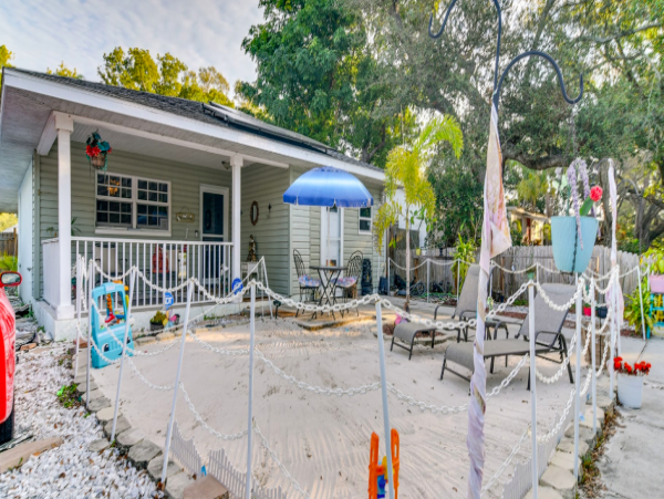 2 Bedroom Colorful House, 5 miles to Beach