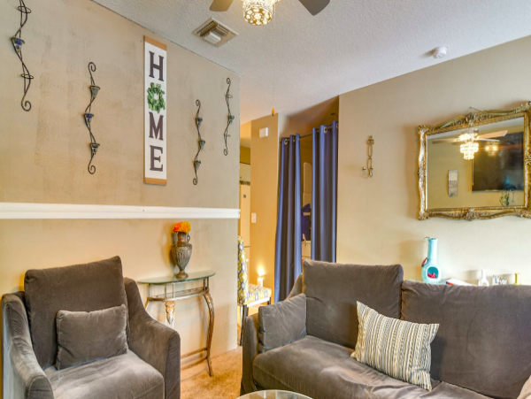 2 Bedroom Colorful House, 5 miles to Beach