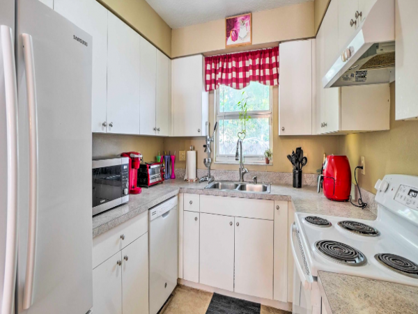 2 Bedroom Colorful House, 5 miles to Beach