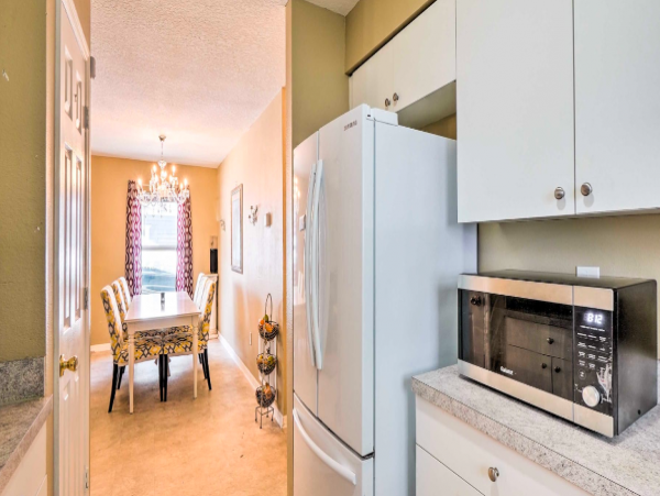 2 Bedroom Colorful House, 5 miles to Beach