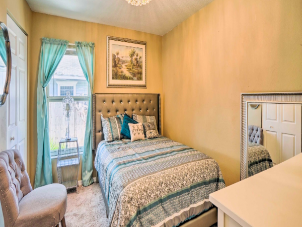2 Bedroom Colorful House, 5 miles to Beach