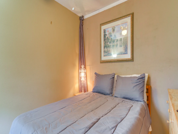 2 Bedroom Colorful House, 5 miles to Beach