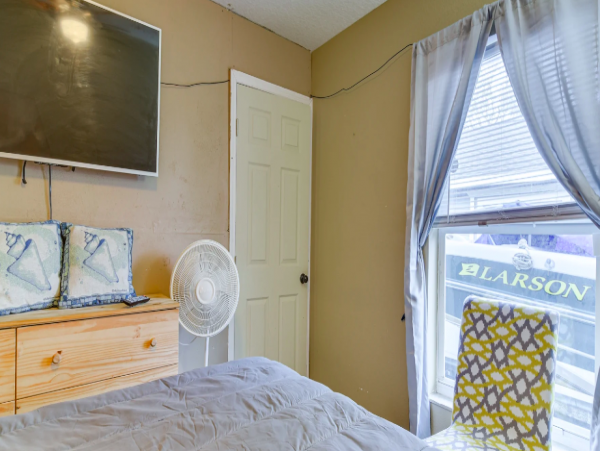 2 Bedroom Colorful House, 5 miles to Beach