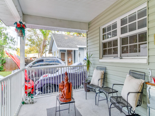 2 Bedroom Colorful House, 5 miles to Beach